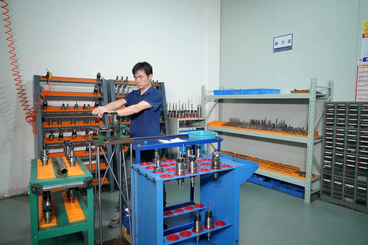 Zone TaiMachining organisée de préparation des outillages et composants